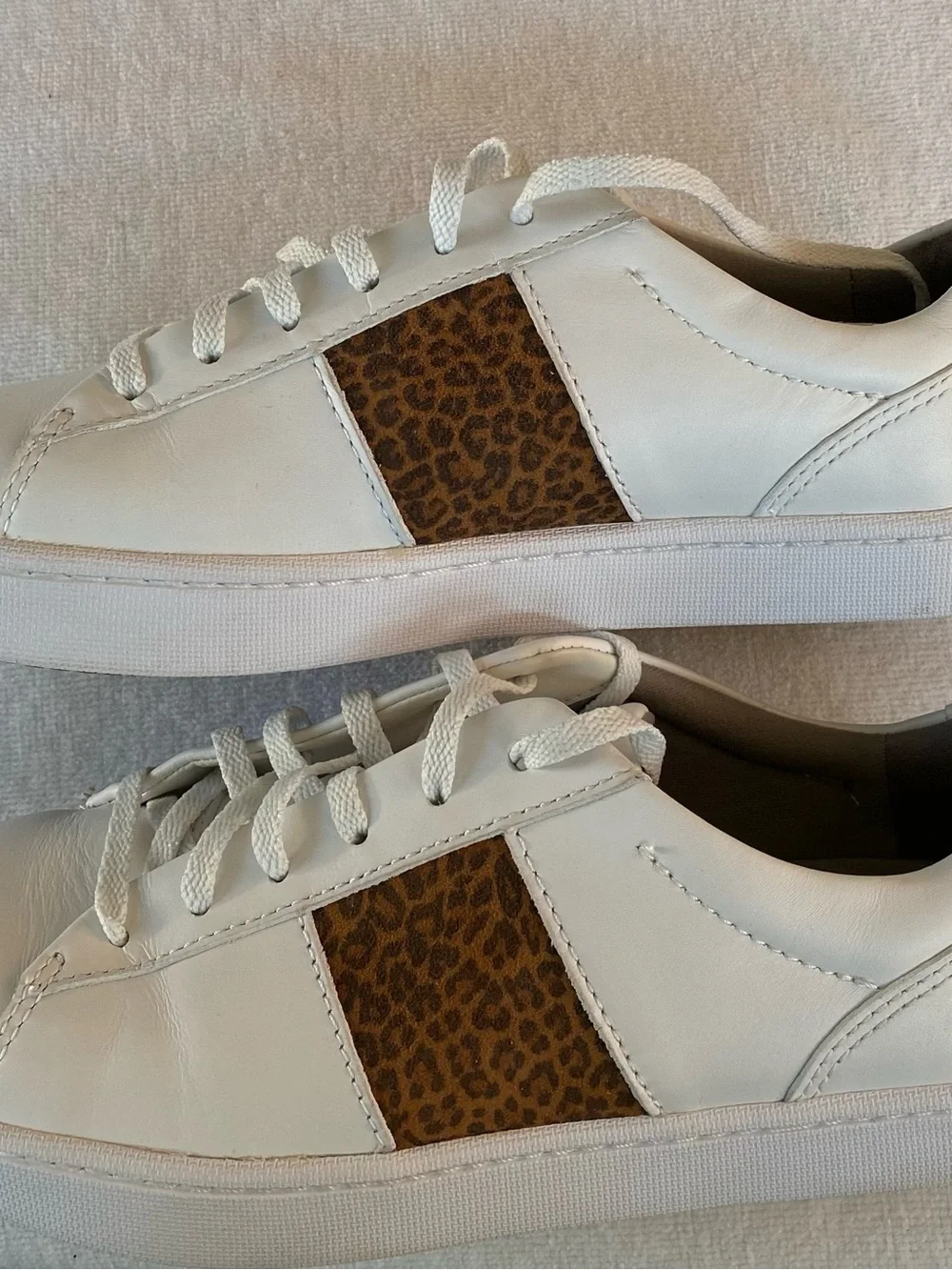 New Clarks Collections Pawley Rilee Leopard  White Leather LaceUp Sneakers Sz 9